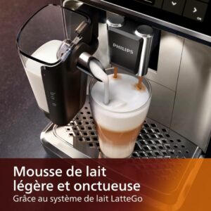 La machine à café comprend un mousseur à lait intégré